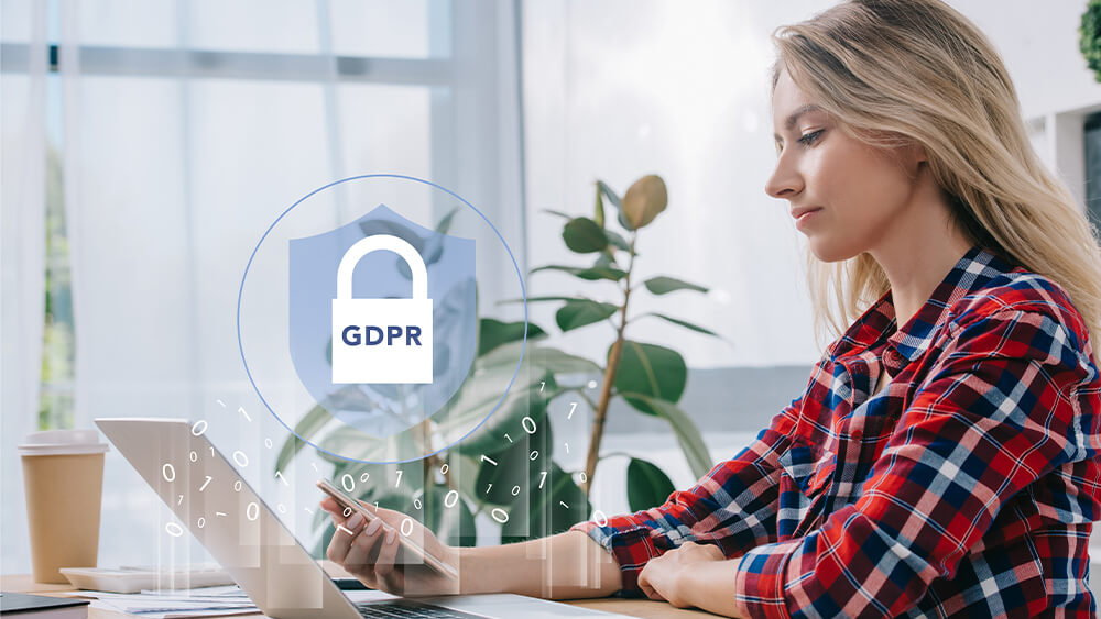 Femeie care verifică reglementările GDPR